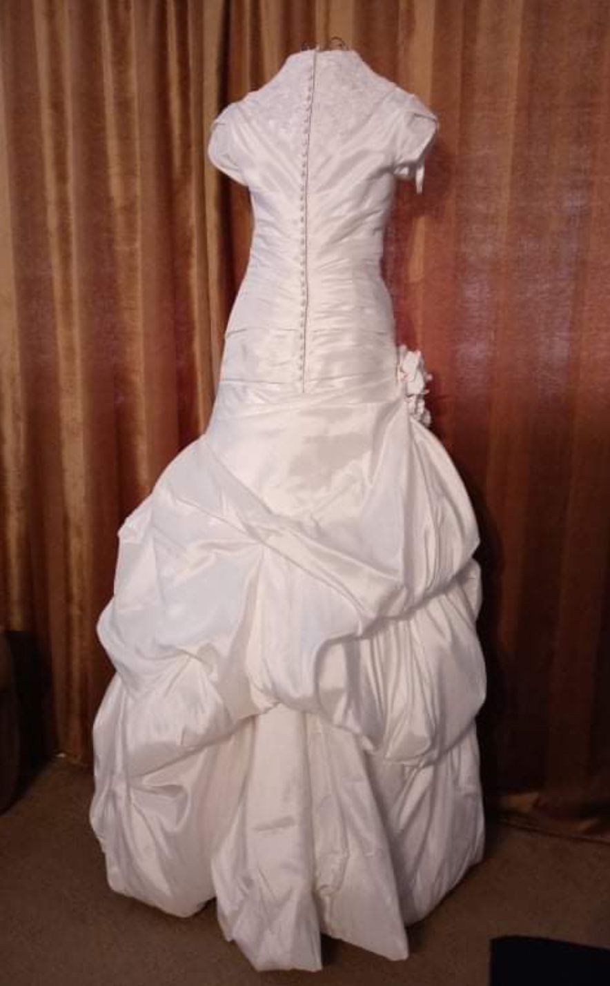Wedding modern, romantic revival in this spectacular wedding dress. Perfectly clean. Size 6