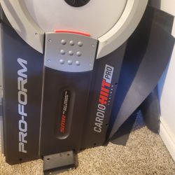 ProForm Trainer H7 iFit-enaibled Elliptical w/7" touchscreen and fan