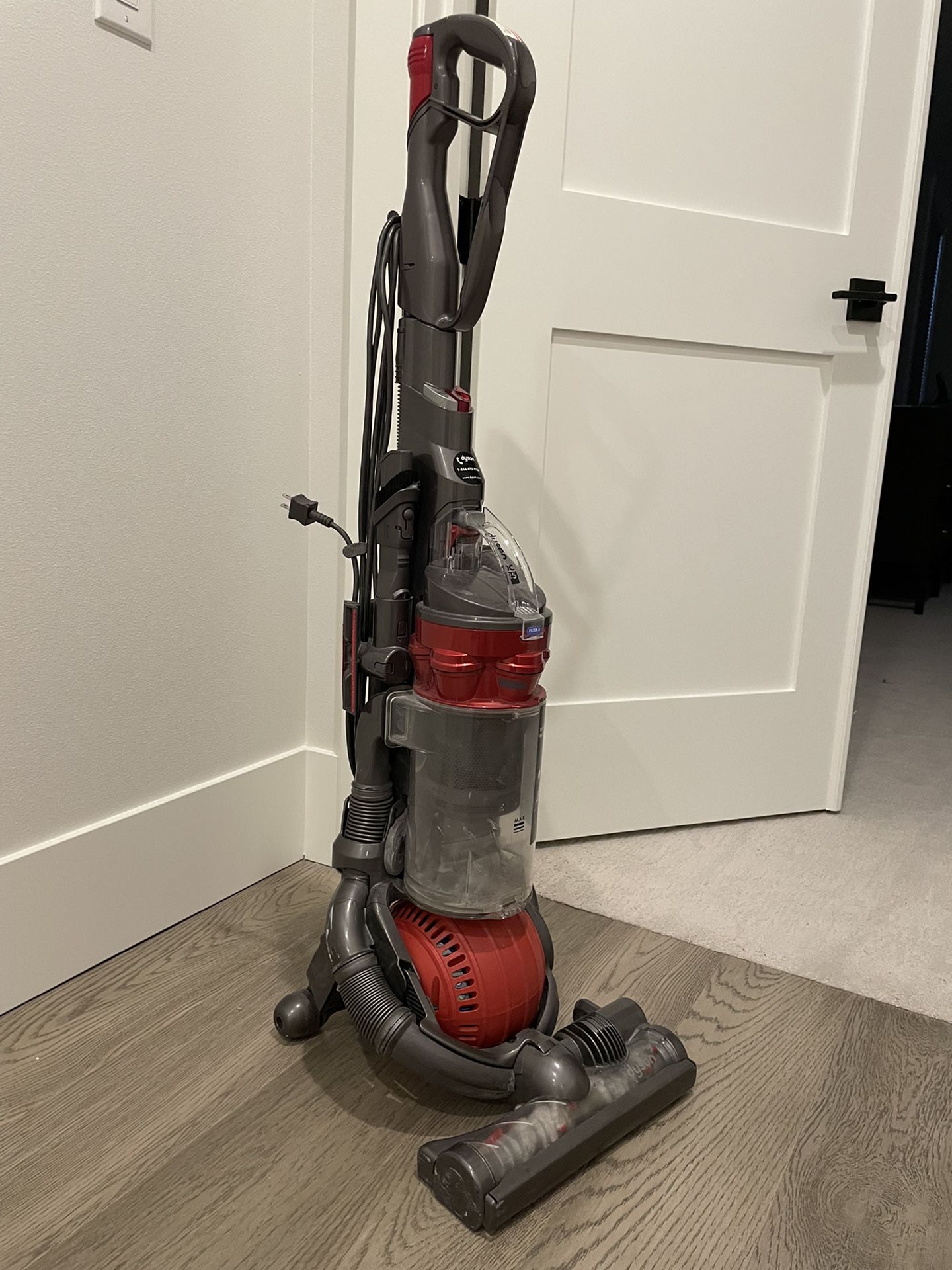 Disón DC 25 Special Edition Upright Vacuum for Sale in Bellevue, WA