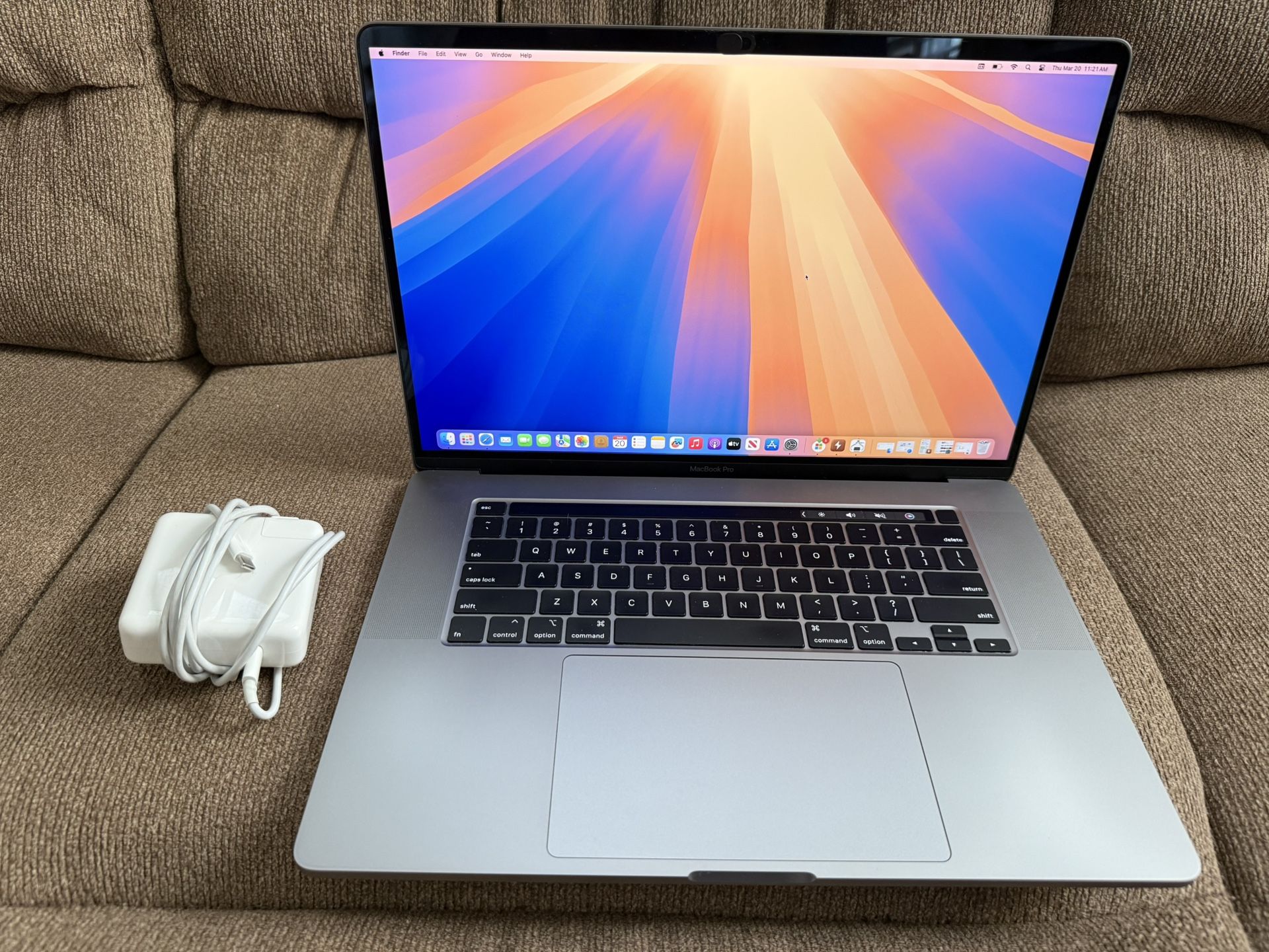 2019/2021 MacBook Pro 16”, i7 2.6ghz 6 Cores, 32gb ram,512gb.4GB graphic, Excellent