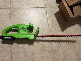 Almost new 24 volt trimmer with charger and battery