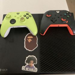 XBOX ONE WITH 2 CONTROLLERS 