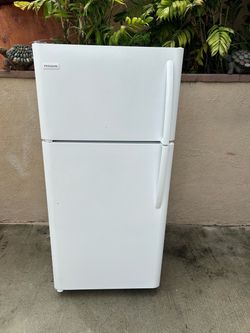 Frigidaire Fridge White 18cu ft 30x30x66🛑👍3 MONTHS WARRANTY