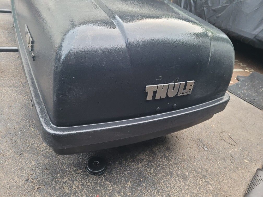 THULE ADVENTURER cargo box + Yakima Roof Bars.