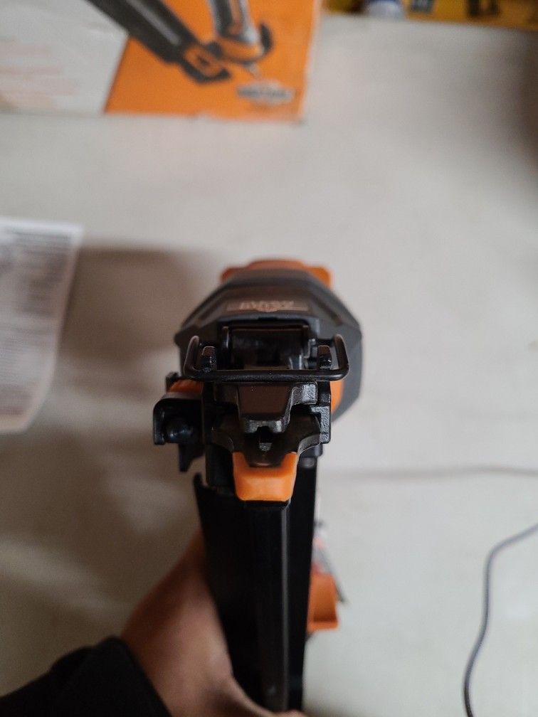 RIDGID 15-Gauge 2-1/2 in. Angled Finish Nailer with CLEAN DRIVE Technology, Tool Bag, and Sample Nails