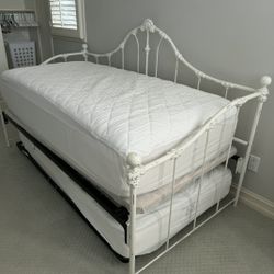 Twin Day bed With Trundle