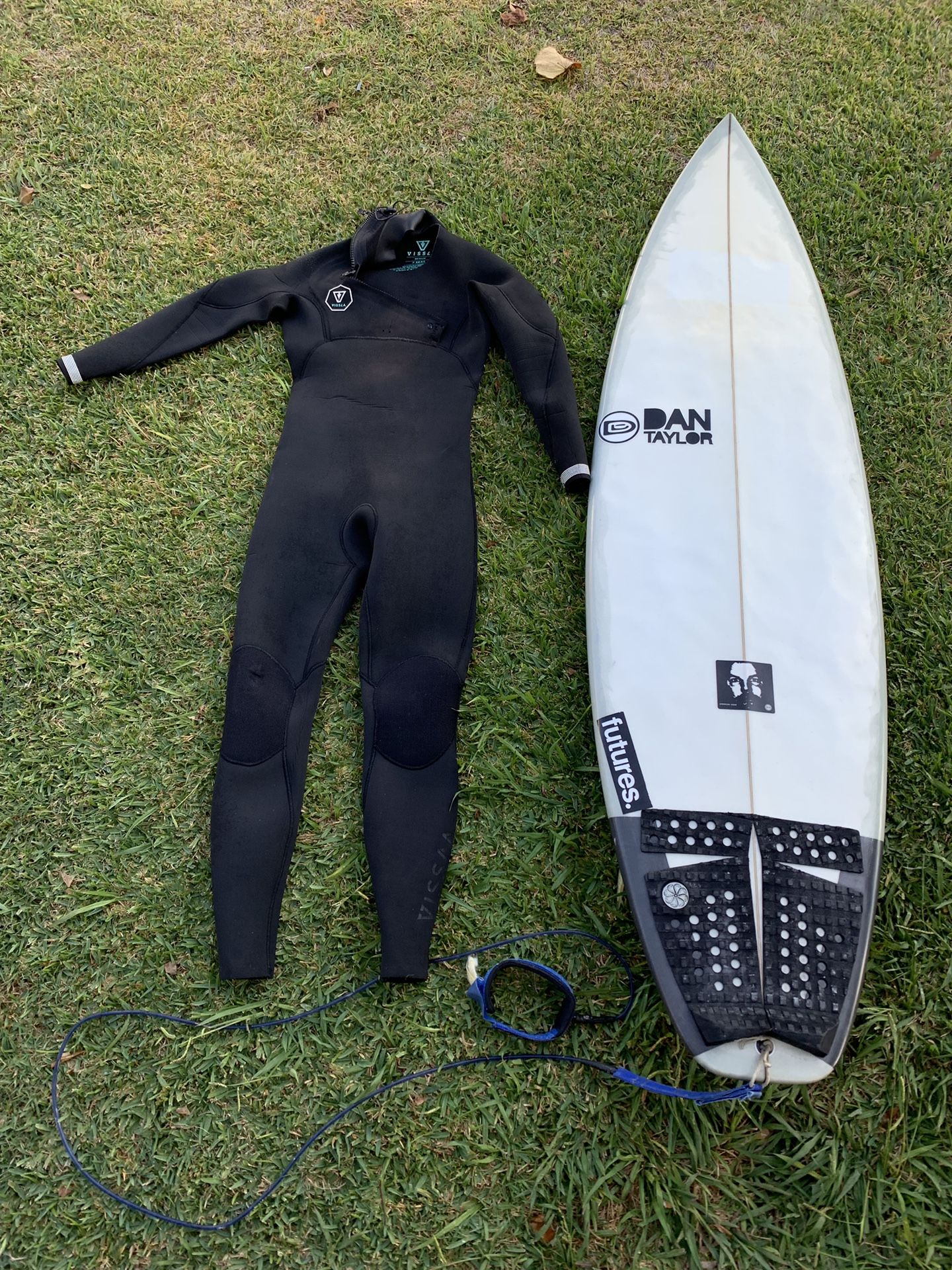 Surfboard 5’9 and 4:3 wetsuit medium