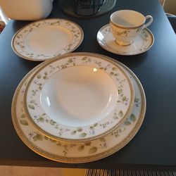 MIKASA  CHINA. 12 PLACE SETTINGS. EXCELLENT CONDITION. PICKUP ONLY.