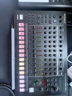 Roland TR8S