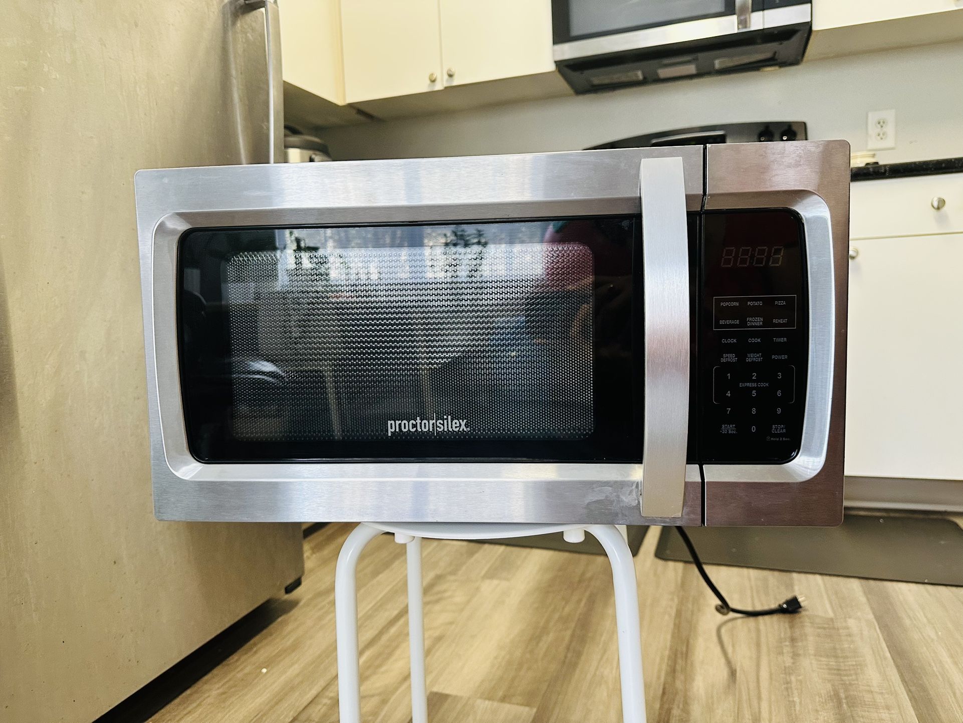 Microwave Oven 1.3 Cu. Ft 1100 Watts