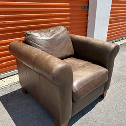 GENUINE LEATHER BROWN ARMCHAIR/ IN GREAT CONDITION/ DELIVERY NEGOTIABLE 