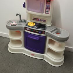 Plastic toy kitchen set