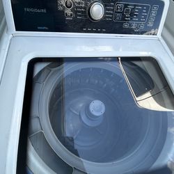 Fridgdaire washer. Works great 👍