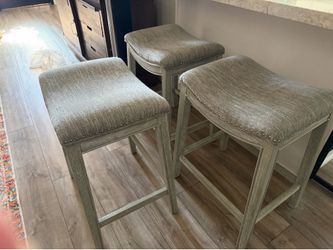 3 bar stools