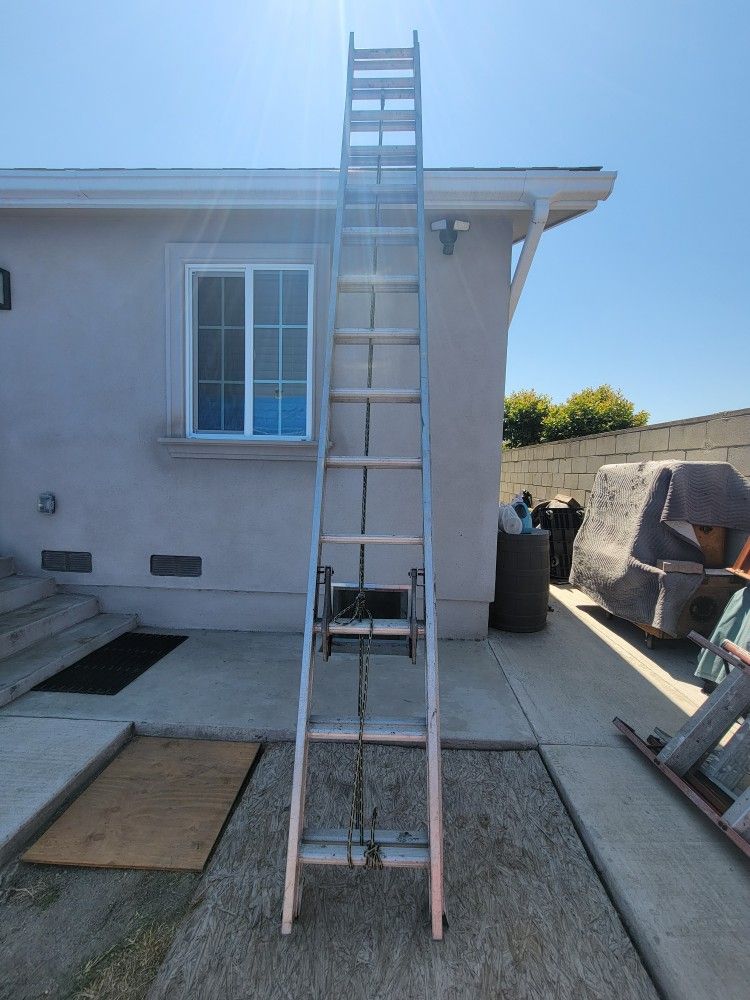 28' FEET WERNER ALUMINUM EXTENDED LADDER