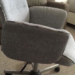 Upholstered Swivel Chair with wheels and zippers 