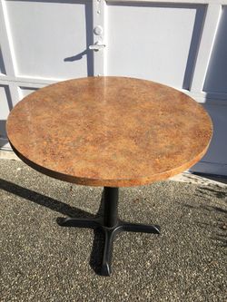 Round commercial cafe table