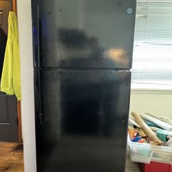 GE Refrigerator- Nearly New