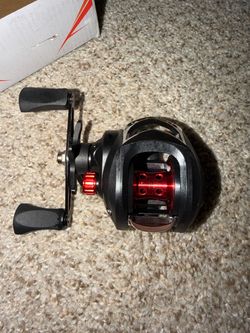 Left handed baitcasting reel