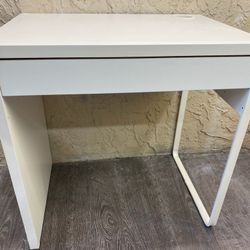 White Desk - Delivery Available For An Additional Fee - See My Other Items 😀