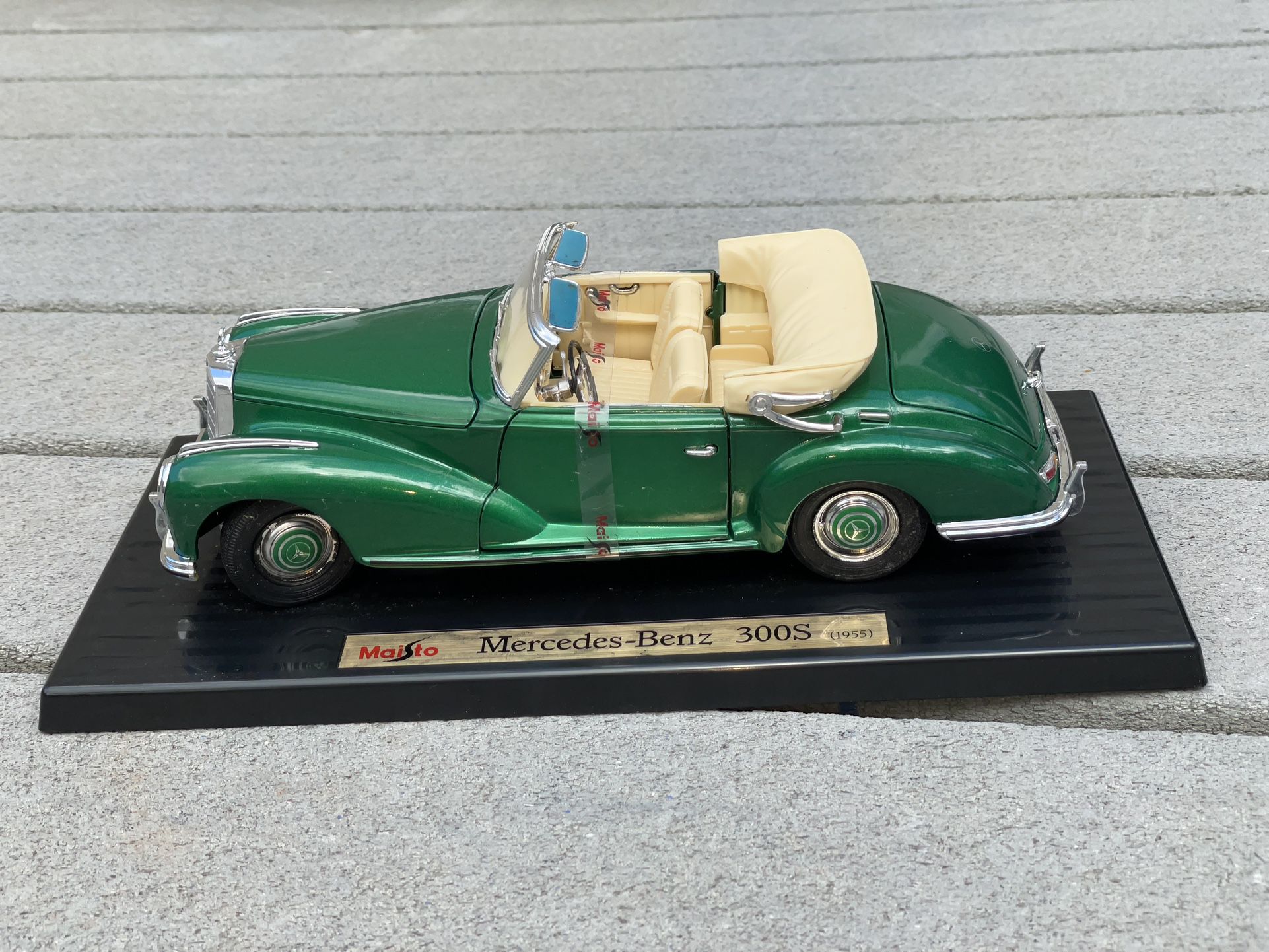 Maisto 1:18 Mercedes Benz 300 S (1955) Green / Tan