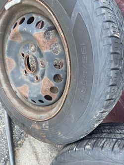 Dos gomas 195/65 R15. Two tires.