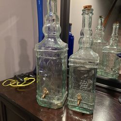 Tall glass beverage dispenser, drink dispenser decanter with a spigot