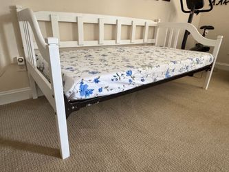 Wooden Daybed with Mattress