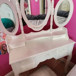 Princess bedroom set with dresser 