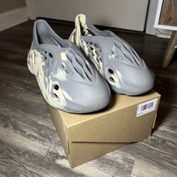 Size 10 - adidas Yeezy Foam RNNR MXT Moon Gray