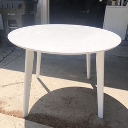 Roundhill Contemporary Wooden White Dining Table with FREE diamond-cut lamp!!