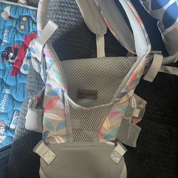 Canguro para bebé y kick and play baby toy