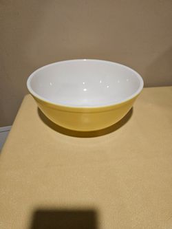 Vintage pyrex yellow bowl