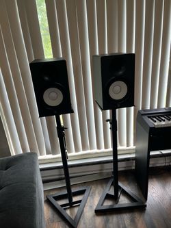 Yamaha Hs7 with stand
