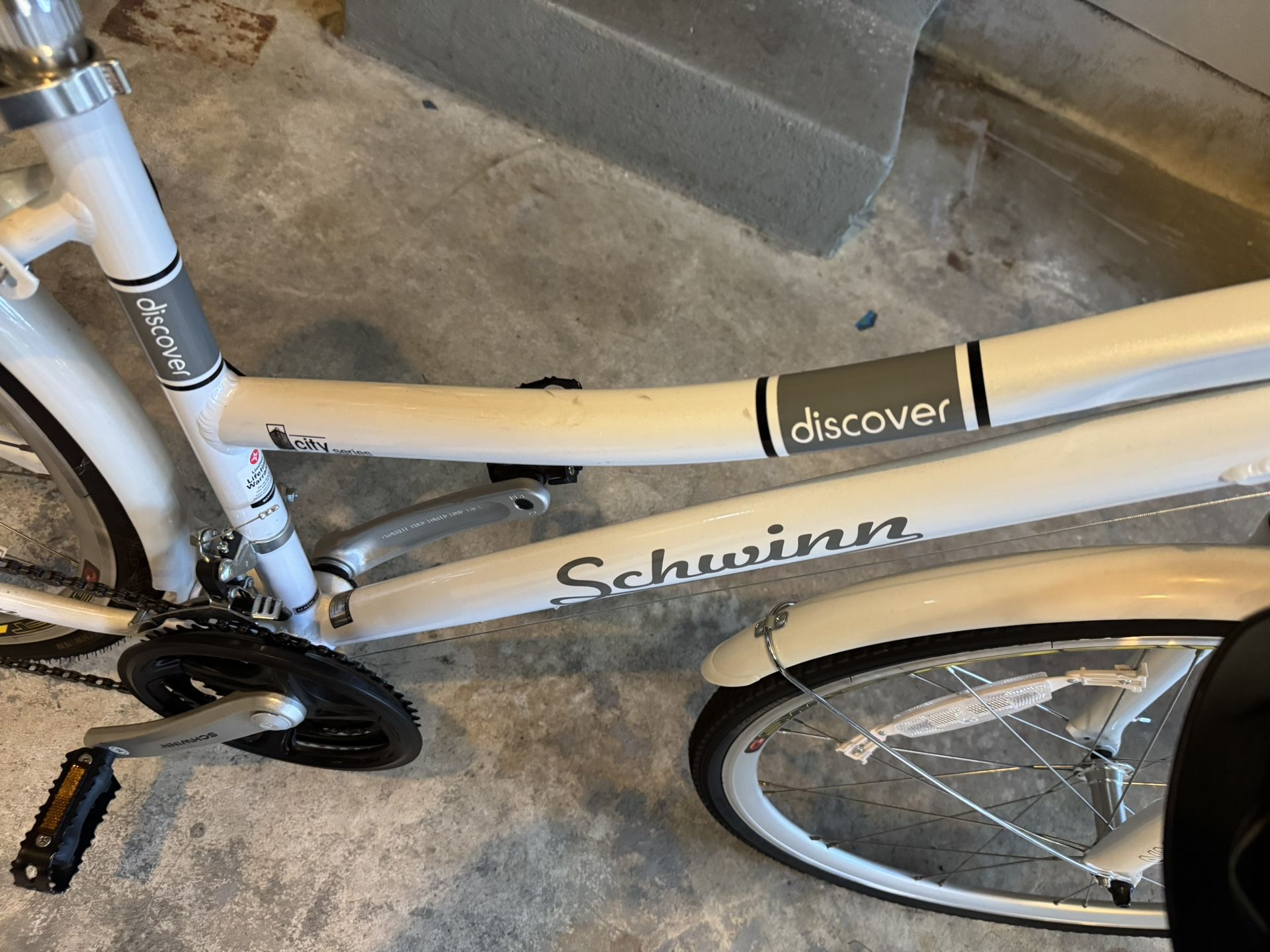 28" Women's Hybrid Schwinn Discover white Bike