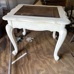 Solid Wood - Farmhouse End Table Only 1 - Great Shape - LKLD 98 N