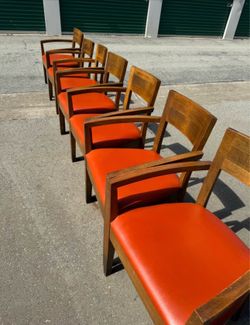 This are 7 premium chairs / $45 each / 45 cada una / there strong   Solid wood and good structure , nothing is rip - buenas condiciones 7 sillas