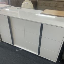 White dresser，$260