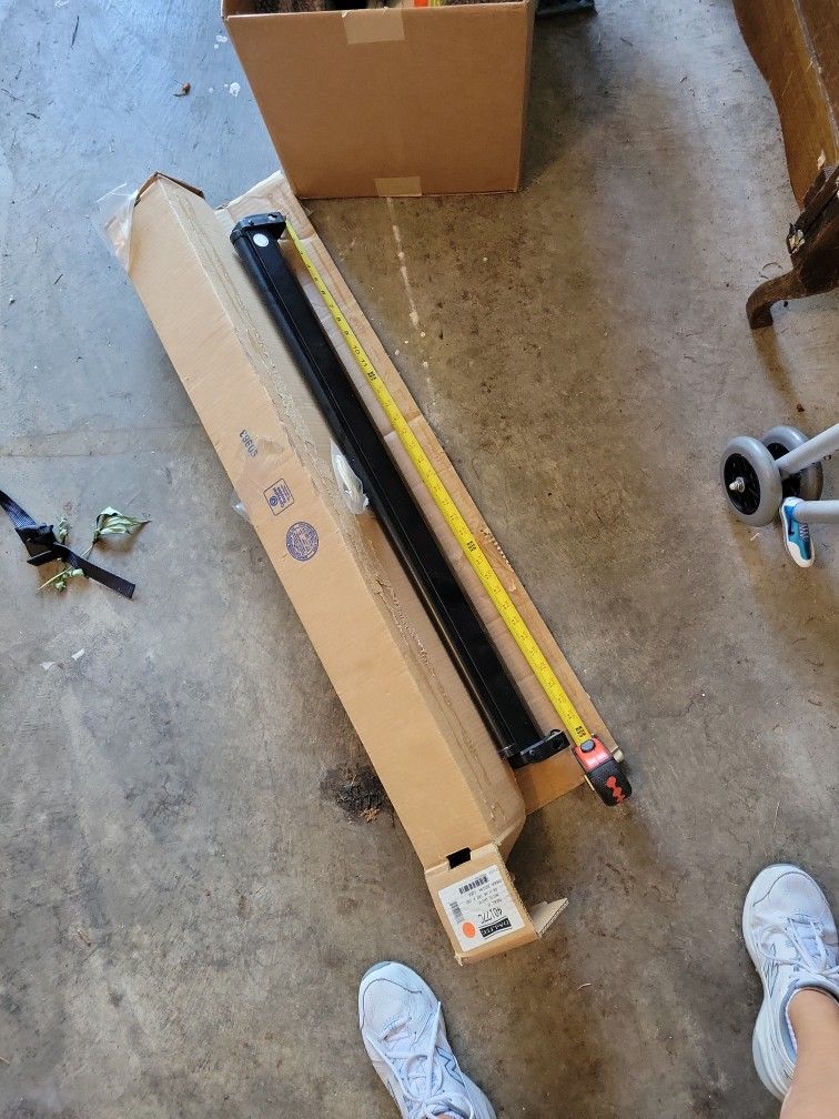 New Da-Lite Matte White Retractable Projection Screen 40 Inch X 40 In