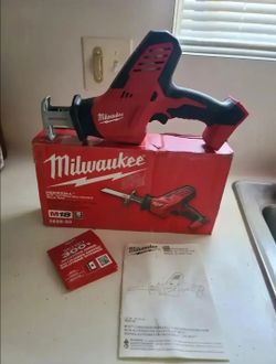 $100 PRICE IS FIRM/PRECIO FIRME Milwaukee M18 18V Lithium-Ion Cordless HACKZALL Reciprocating Saw (Tool-Only)
*NO BATTERY NO CHARGER