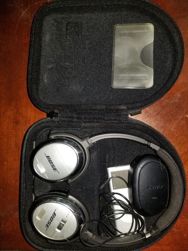 Bose noice cancelling head phones. QC3