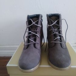 New Size 8 1\2 Timberland Women's Booties