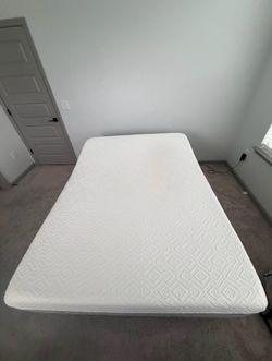 Queen Tempur-pedic mattress with retractable base