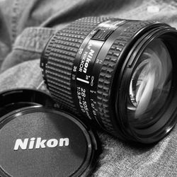 NIKON AF Nikkor 28-105mm f/3.5-4.5 D Zoom / Macro Lens (Made in Japan)