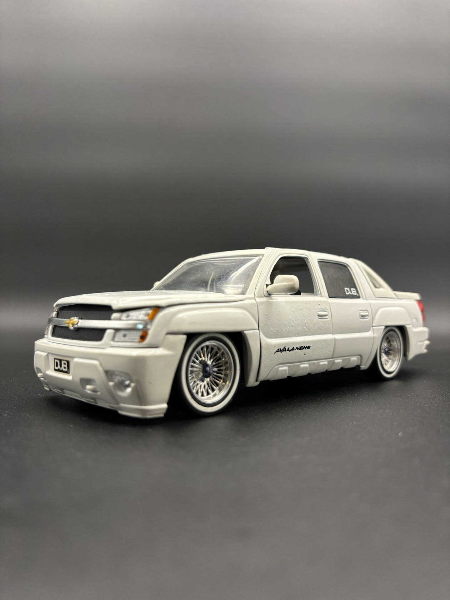 2001 Chevy Avalanche 1:24 Diecast model car by Jada Dub City for