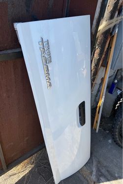 Toyota tacoma tailgate