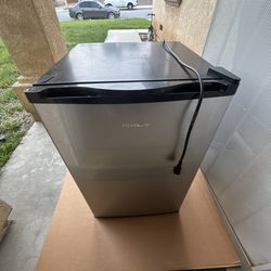 hisense mini fridge