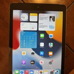 Apple IPad 6th generation (32GB) w/Cellular excellent condition.