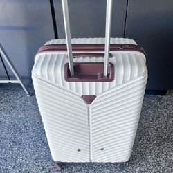 Hard Shell Spinner Suitcase – 4 Wheels, Great Condition