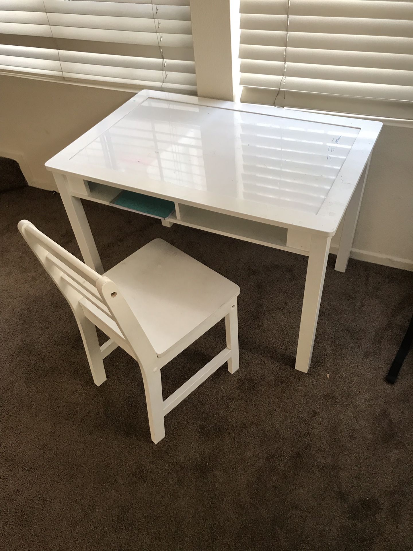 Little kids desk and chair